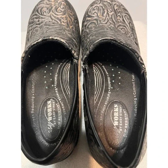 Easy Works by Easy Street Womens Slip Resistant Clogs Embossed Scroll 9M Black - Picture 8 of 9